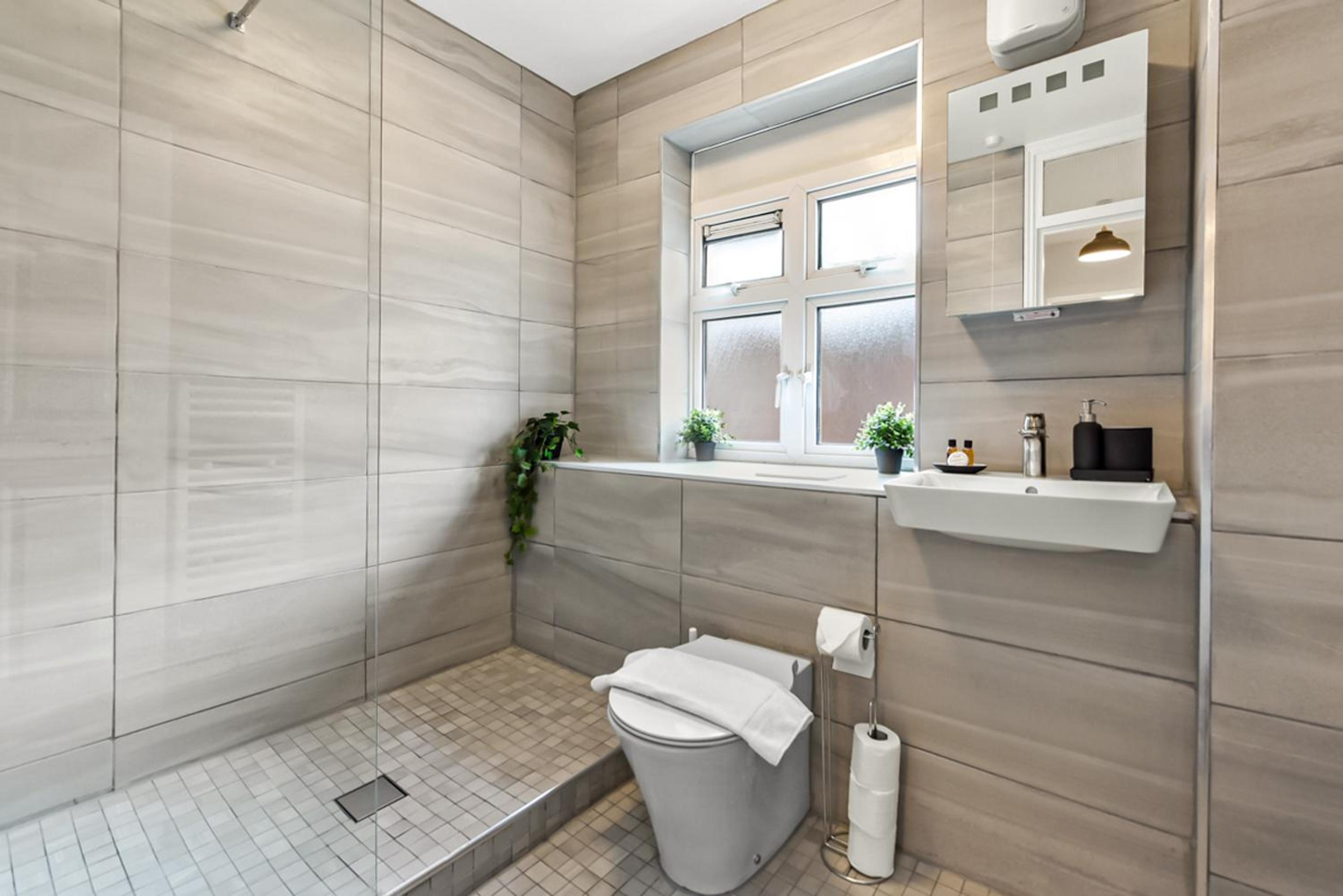 Near Canada Water, 2 Beds, Families, Overground