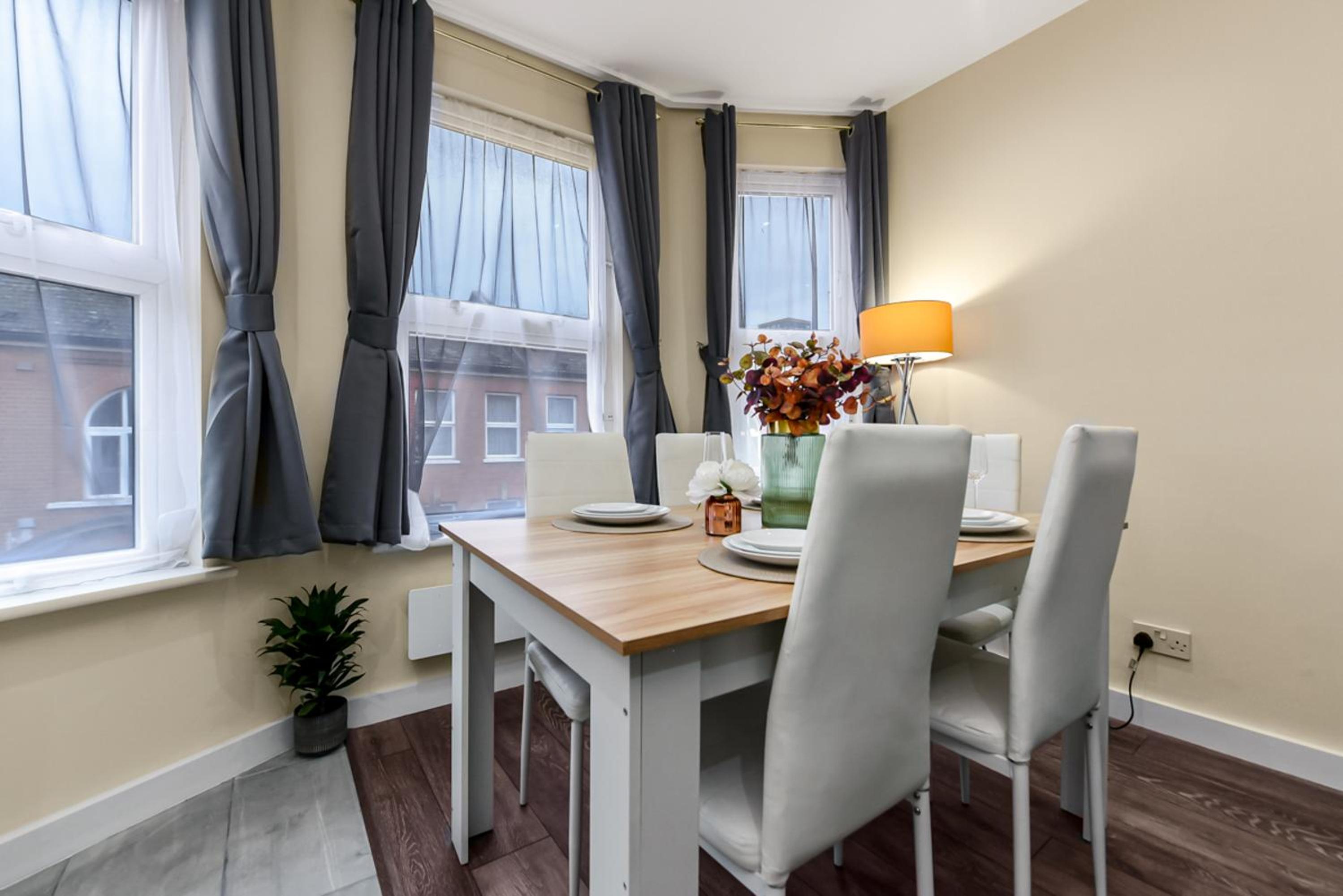 Near Canada Water, 2 Beds, Families, Overground