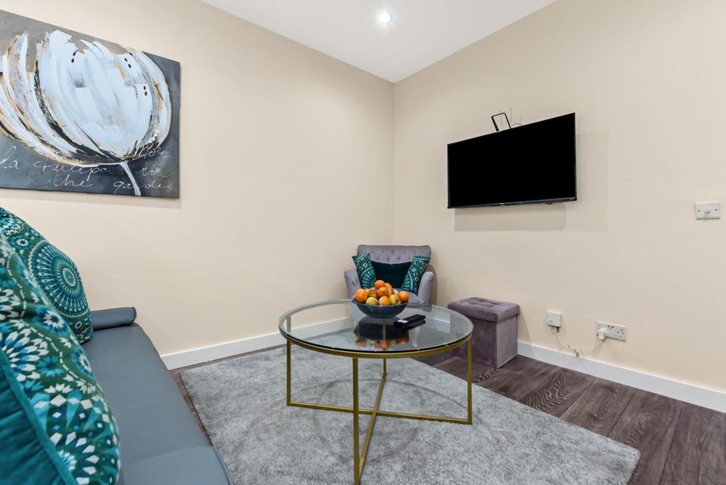 Near Canada Water, 2 Beds, Families, Overground