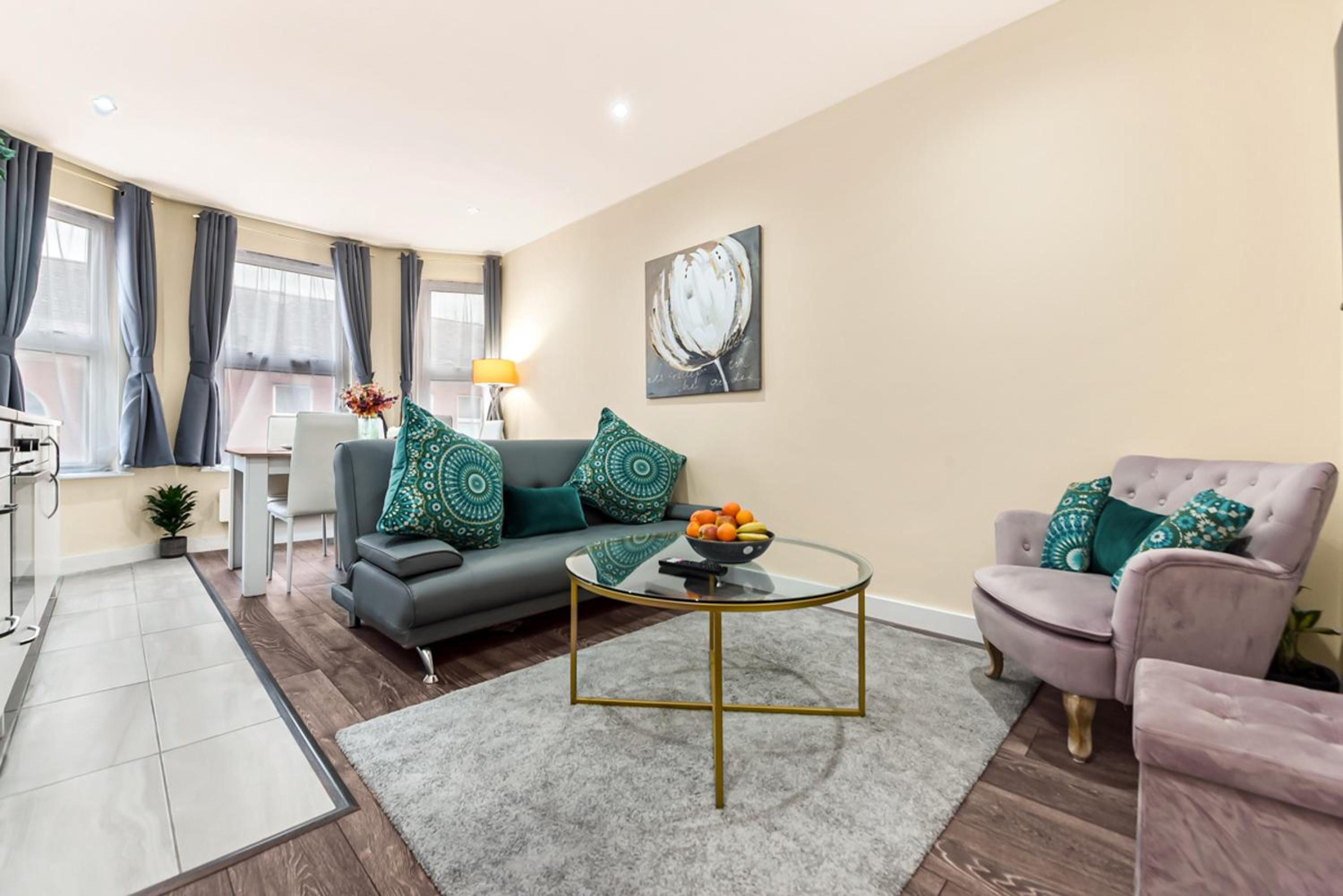 Near Canada Water, 2 Beds, Families, Overground