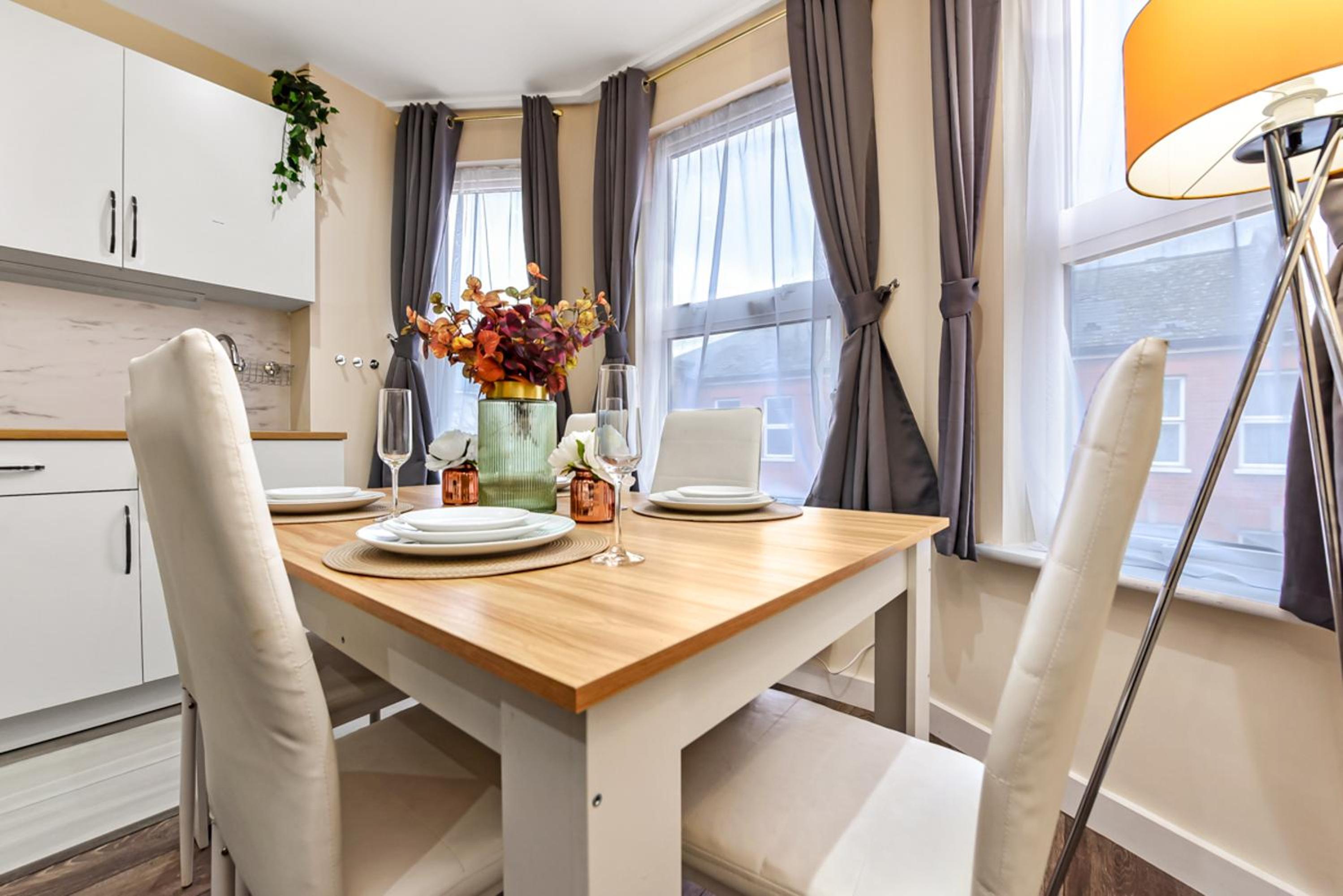 Near Canada Water, 2 Beds, Families, Overground