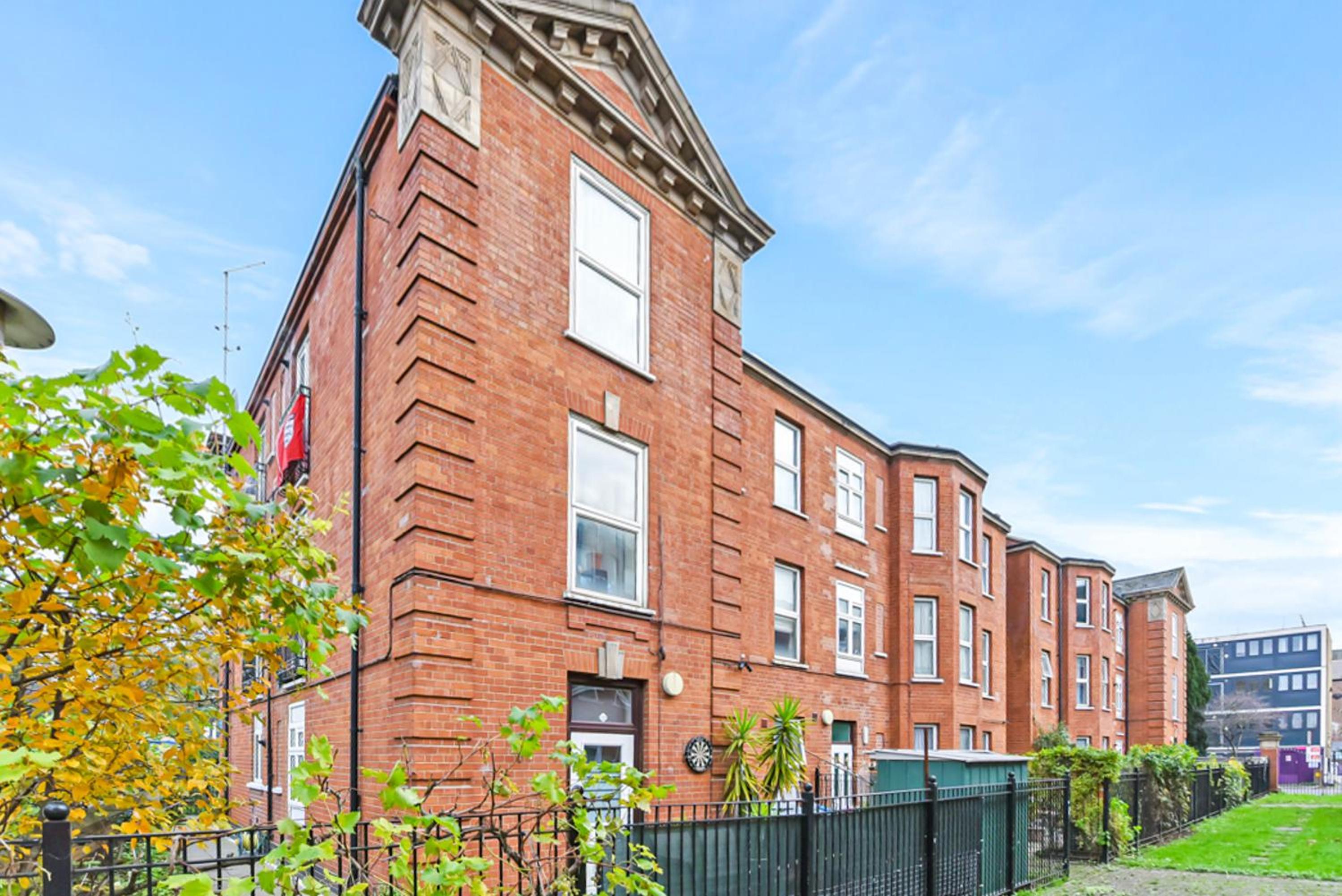 Near Canada Water, 2 Beds, Families, Overground
