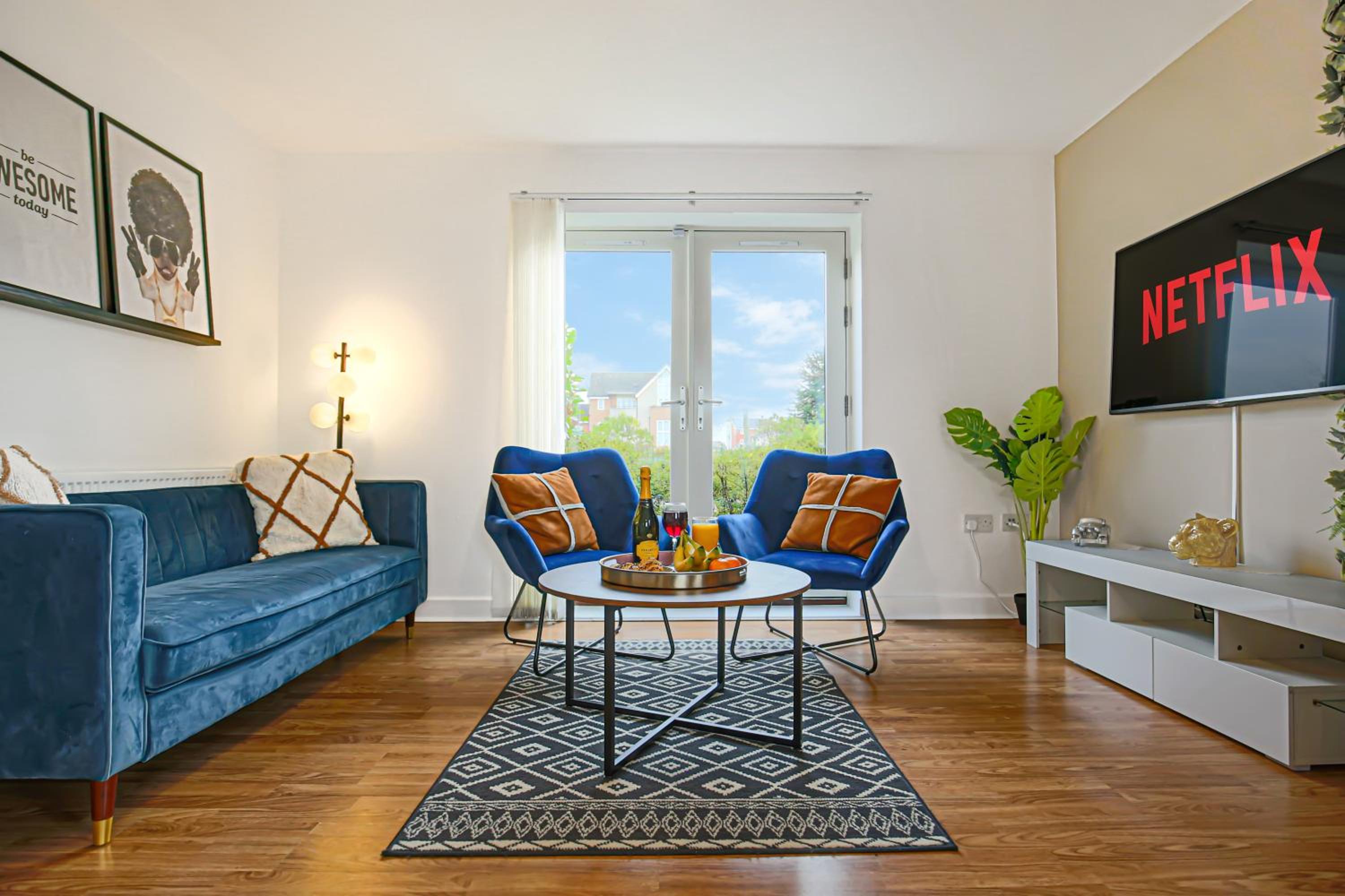 Stylish Apartment with Balcony, Free Parking, Fast Wifi and Smart TV with Sky and Netflix by Yoko Property view 3