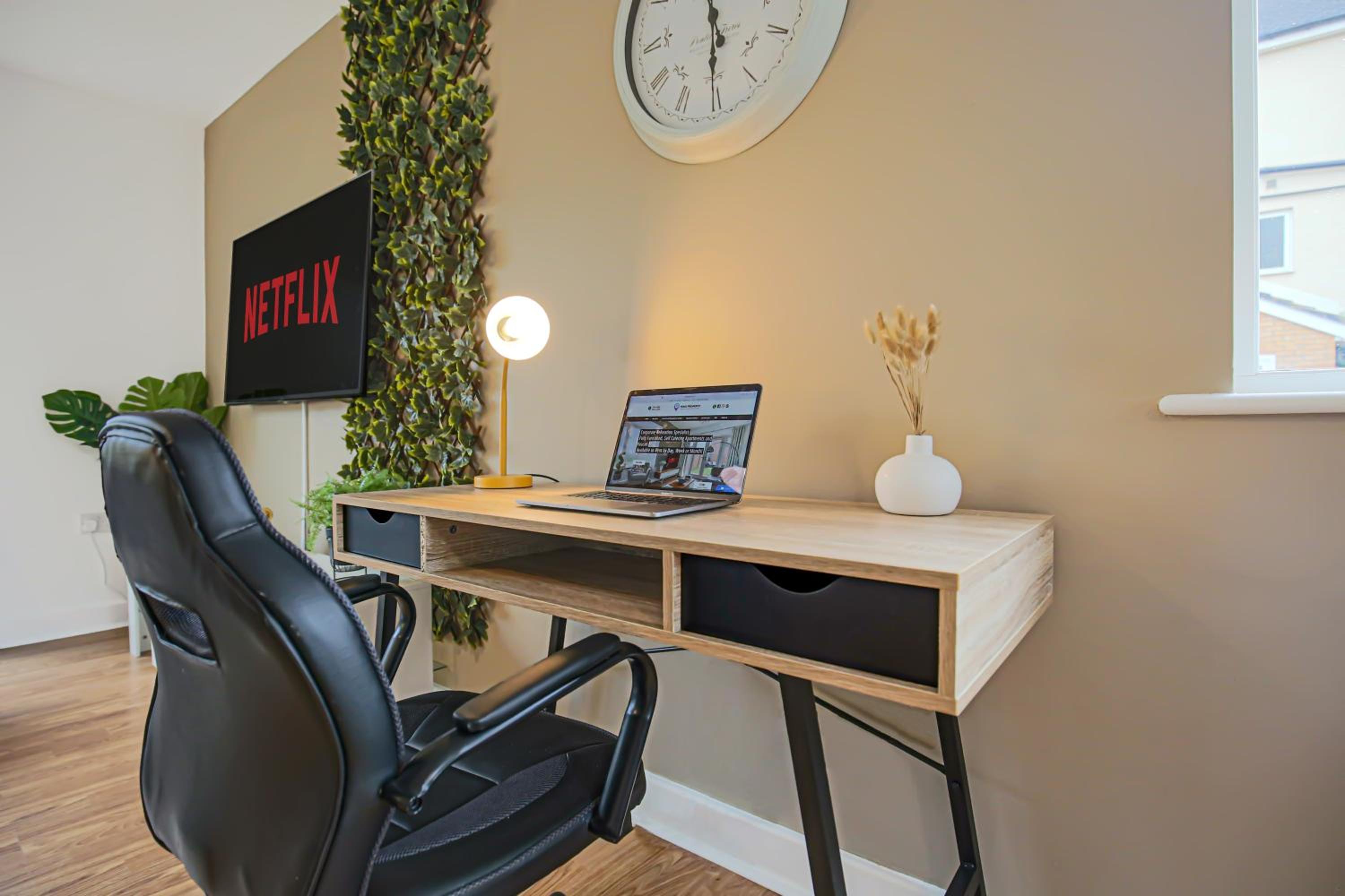 Stylish Apartment with Balcony, Free Parking, Fast Wifi and Smart TV with Sky and Netflix by Yoko Property view 4