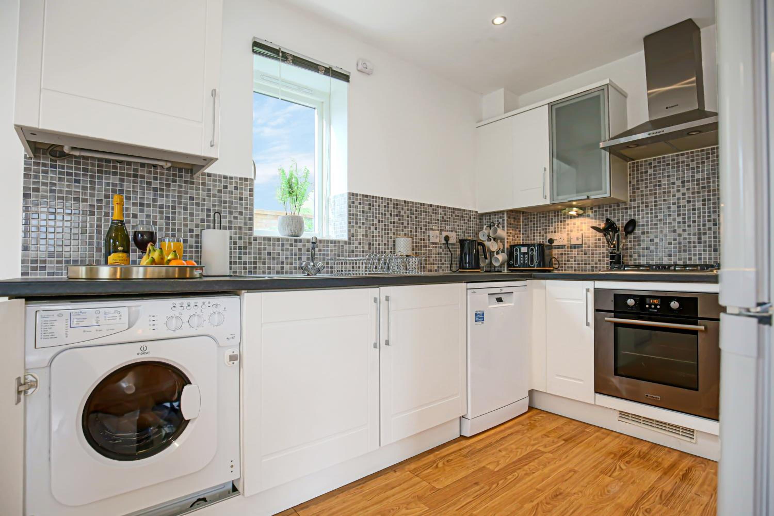 Stylish Apartment with Balcony, Free Parking, Fast Wifi and Smart TV with Sky and Netflix by Yoko Property view 5