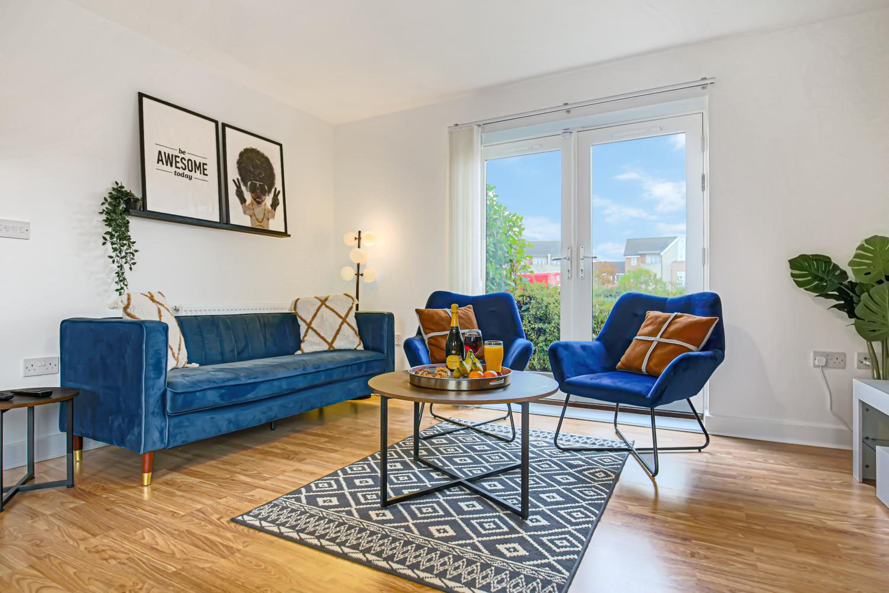 Stylish Apartment with Balcony, Free Parking, Fast Wifi and Smart TV with Sky and Netflix by Yoko Property view 2