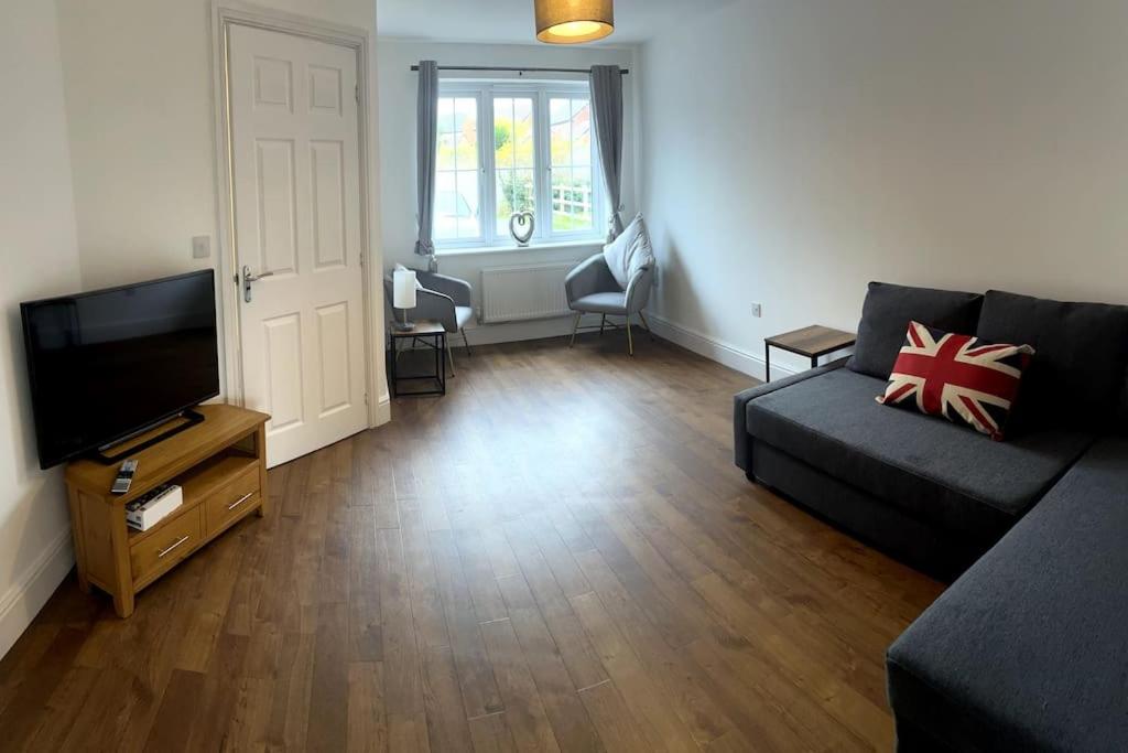 Spacious 3BR House Parking Garden Sleeps 6 view 2