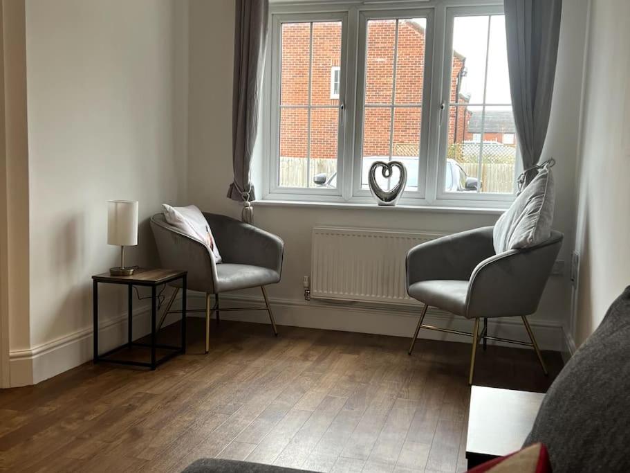 Spacious 3BR House Parking Garden Sleeps 6 view 4