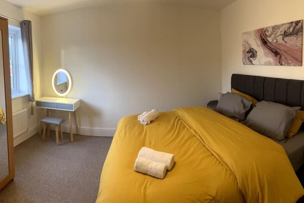 Spacious 3BR House Parking Garden Sleeps 6 view 5