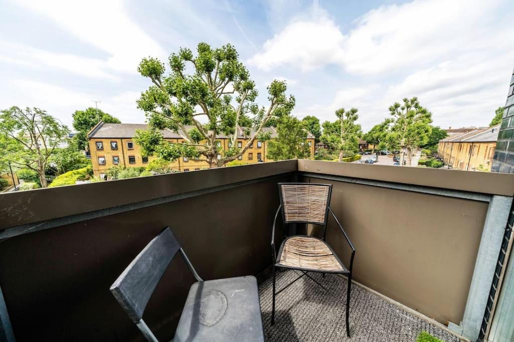 2-bed 2-bath flat around the corner from Portobello Market