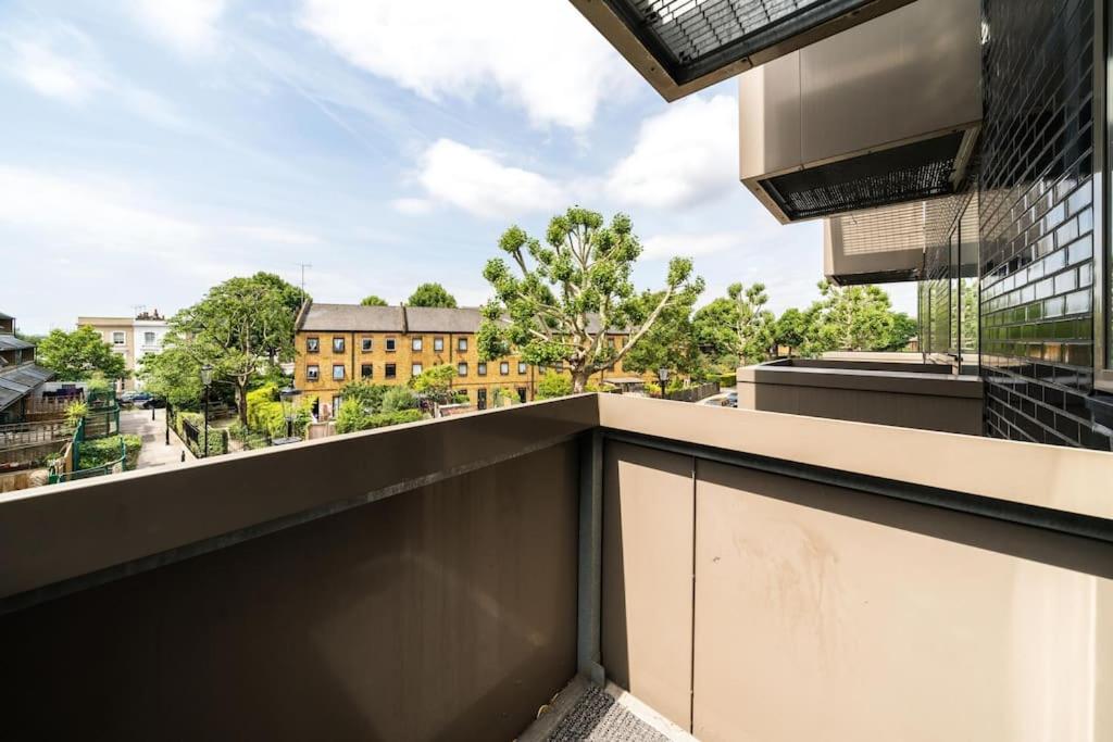 2-bed 2-bath flat around the corner from Portobello Market