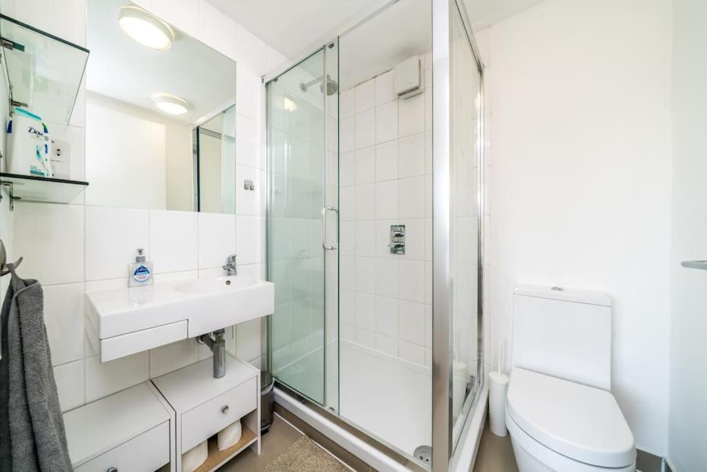 2-bed 2-bath flat around the corner from Portobello Market