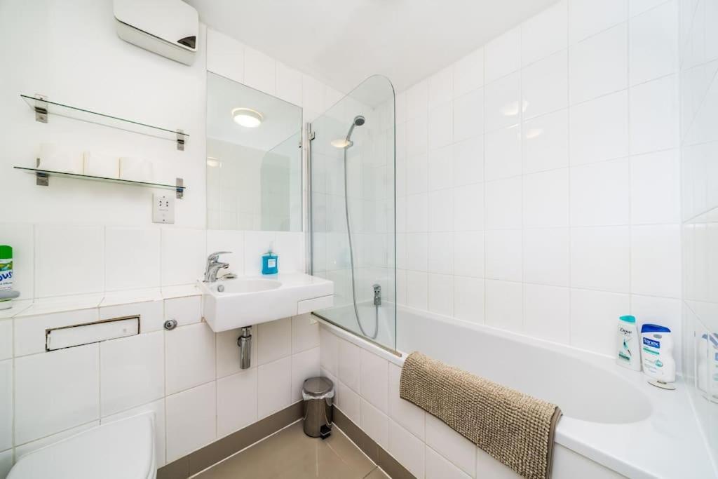 2-bed 2-bath flat around the corner from Portobello Market