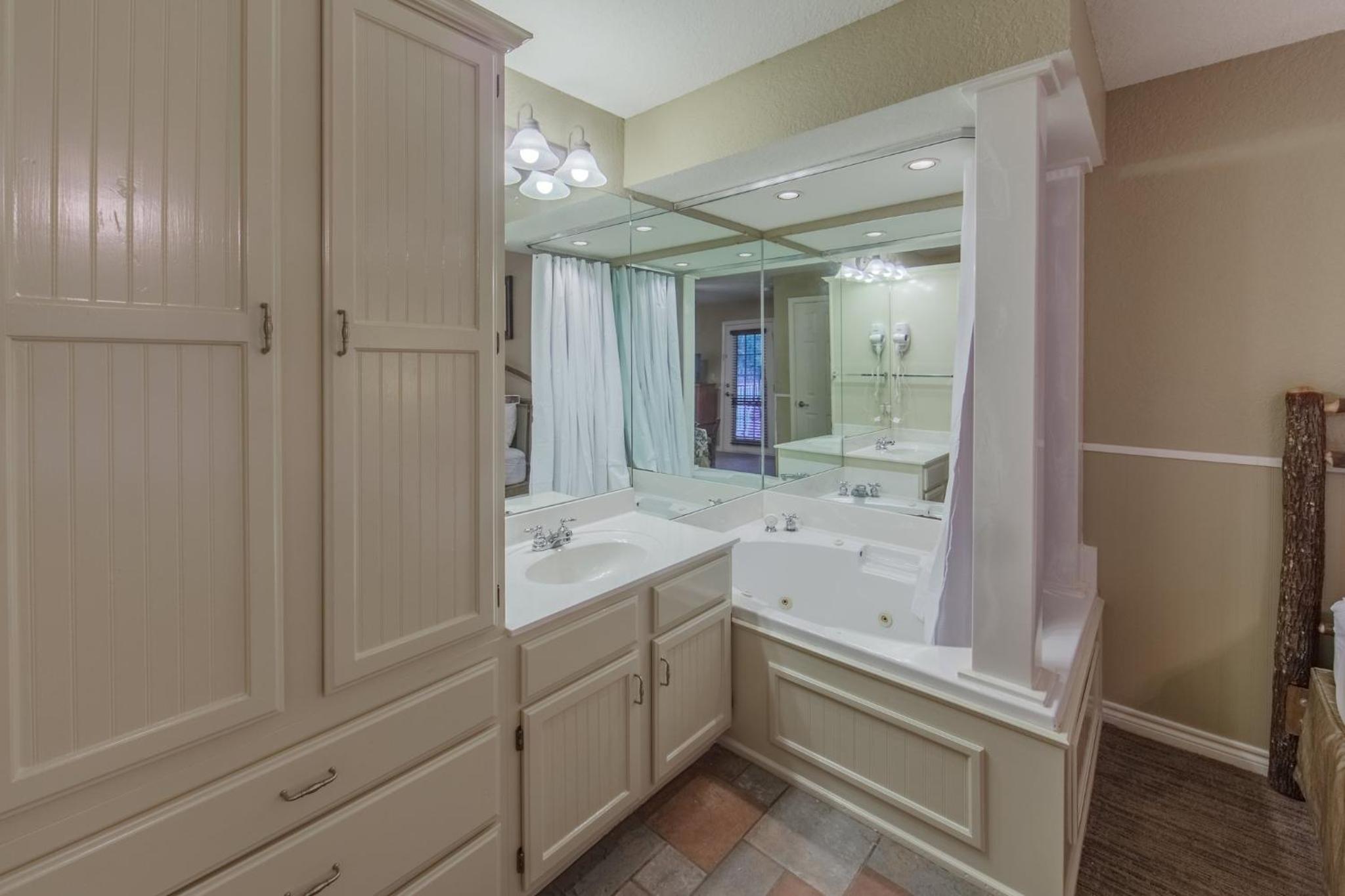 Flint Vacations - Holiday Inn Club Vacations Villages Resort at Lake Palestine - Property Image 3