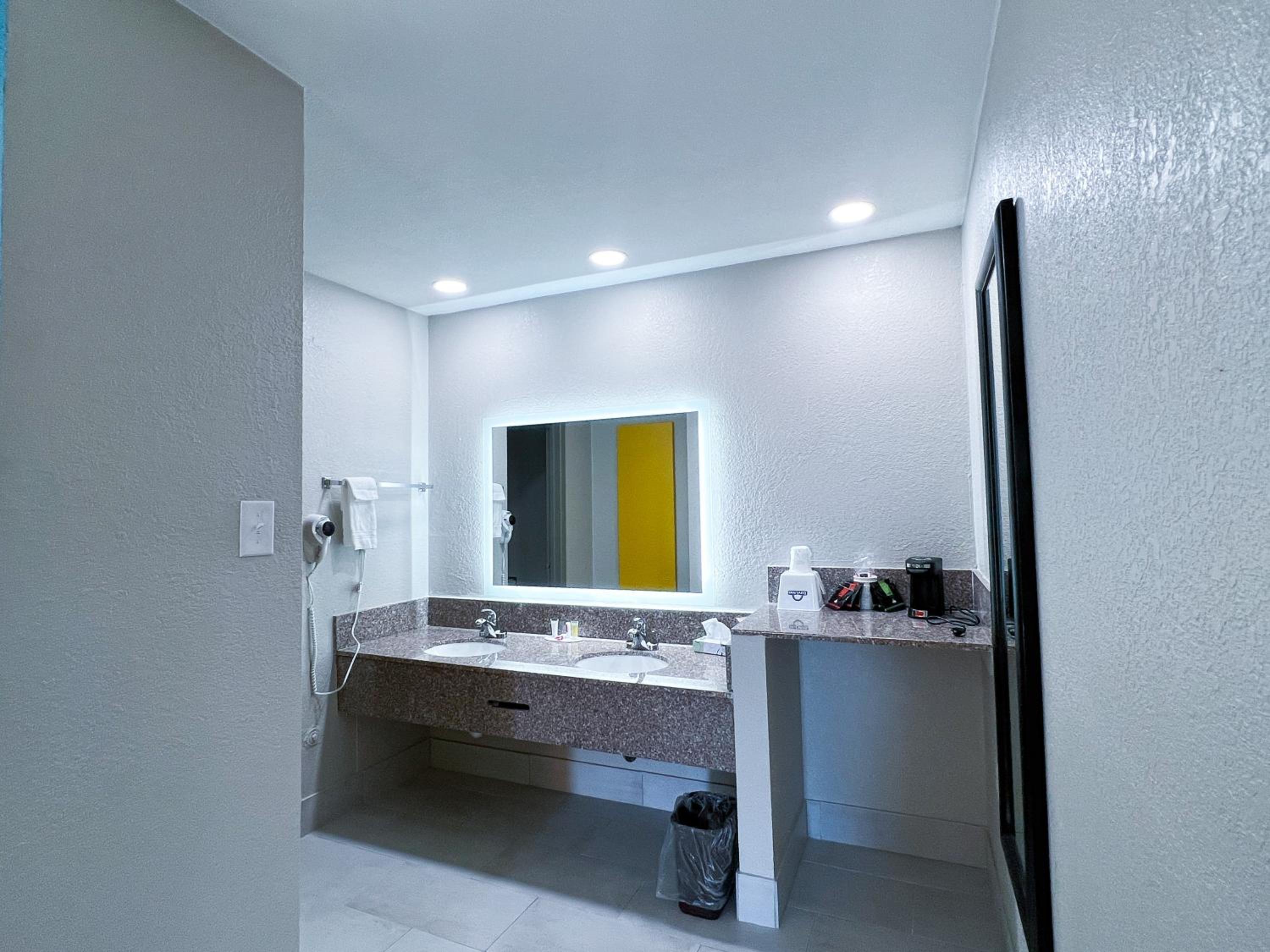 Destin Vacations - Days Inn  Suites by Wyndham Santa Rosa, NM - Property Image 7
