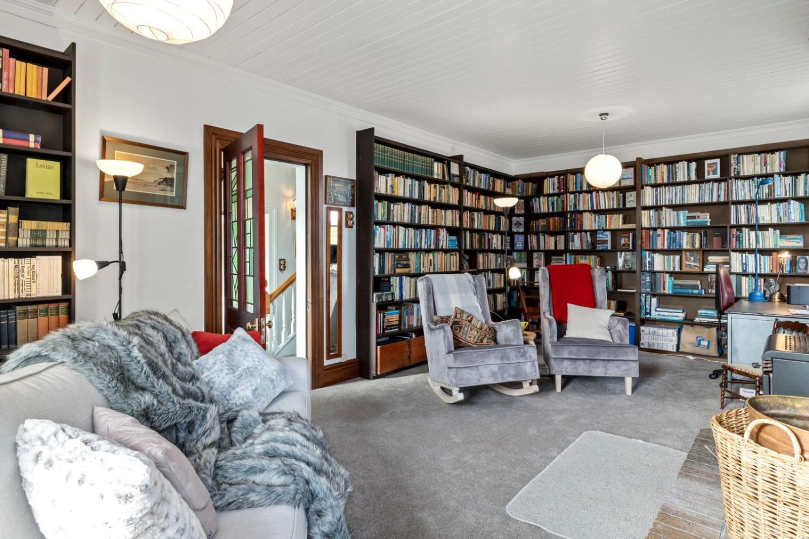 The Professor's Beach House - Brighton Home view 4