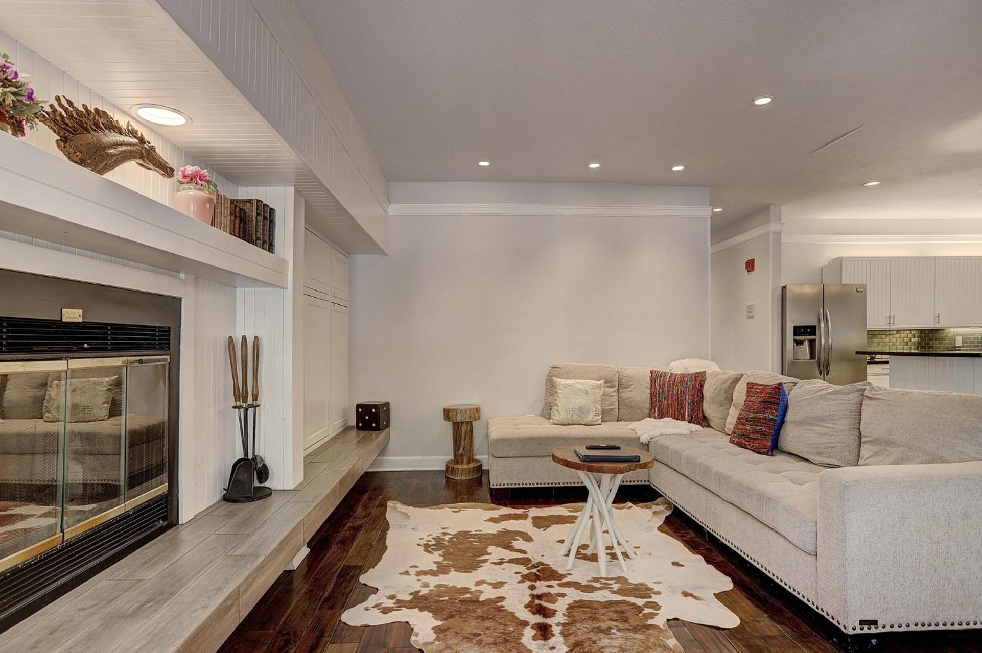 2721 Chateaux DMont Condo