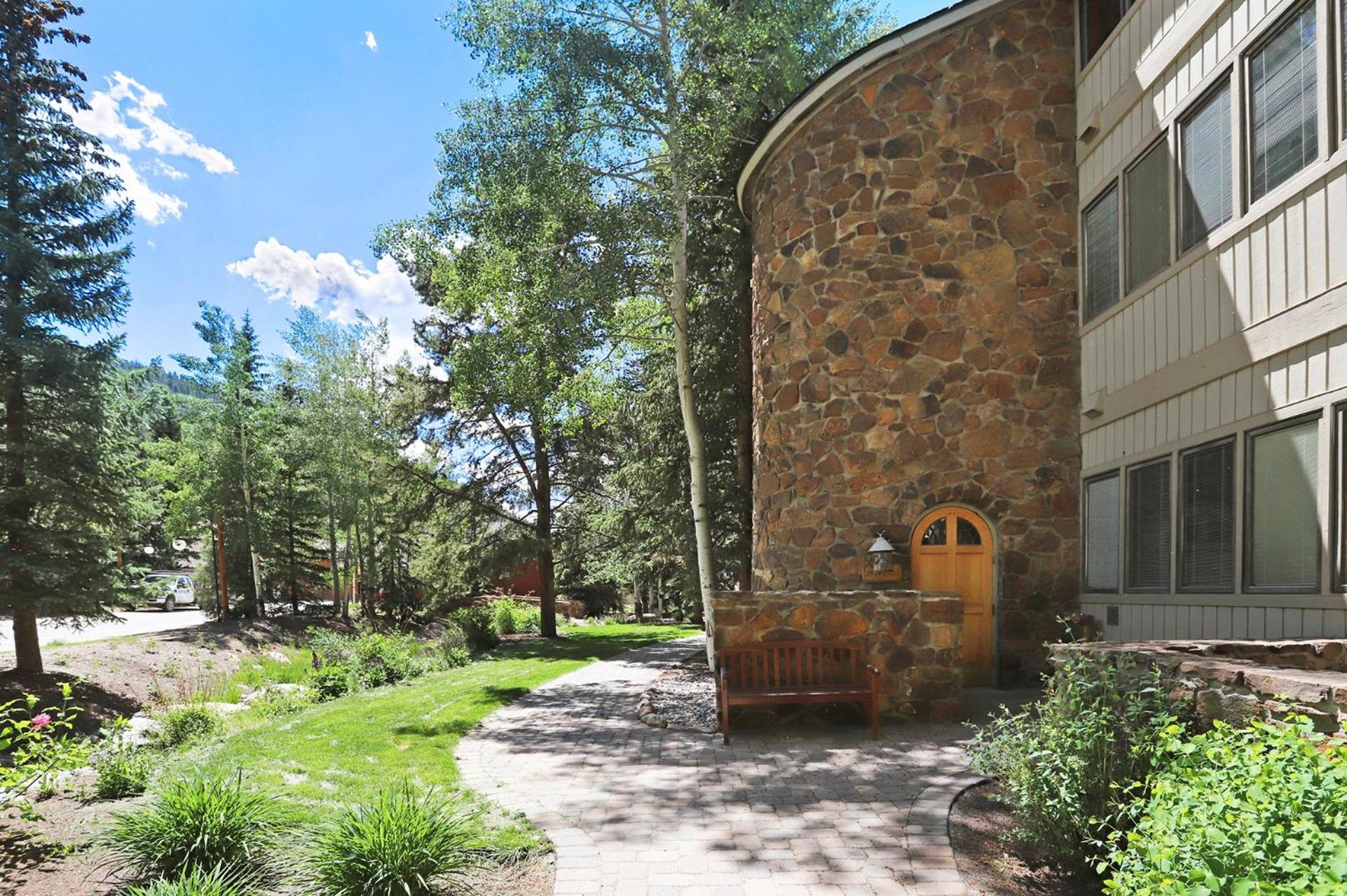 2721 Chateaux DMont Condo