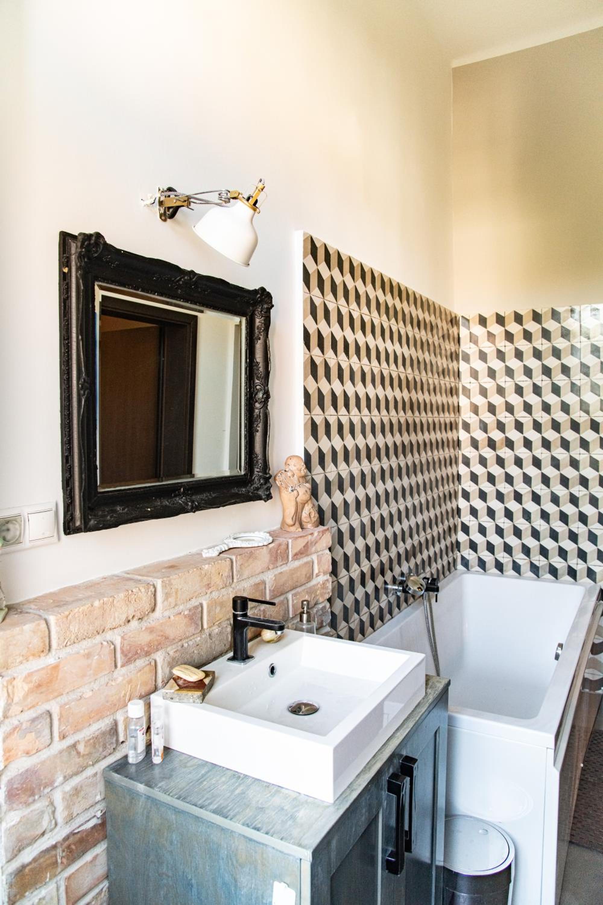 Stylishly redecorated apartment in great location view 3