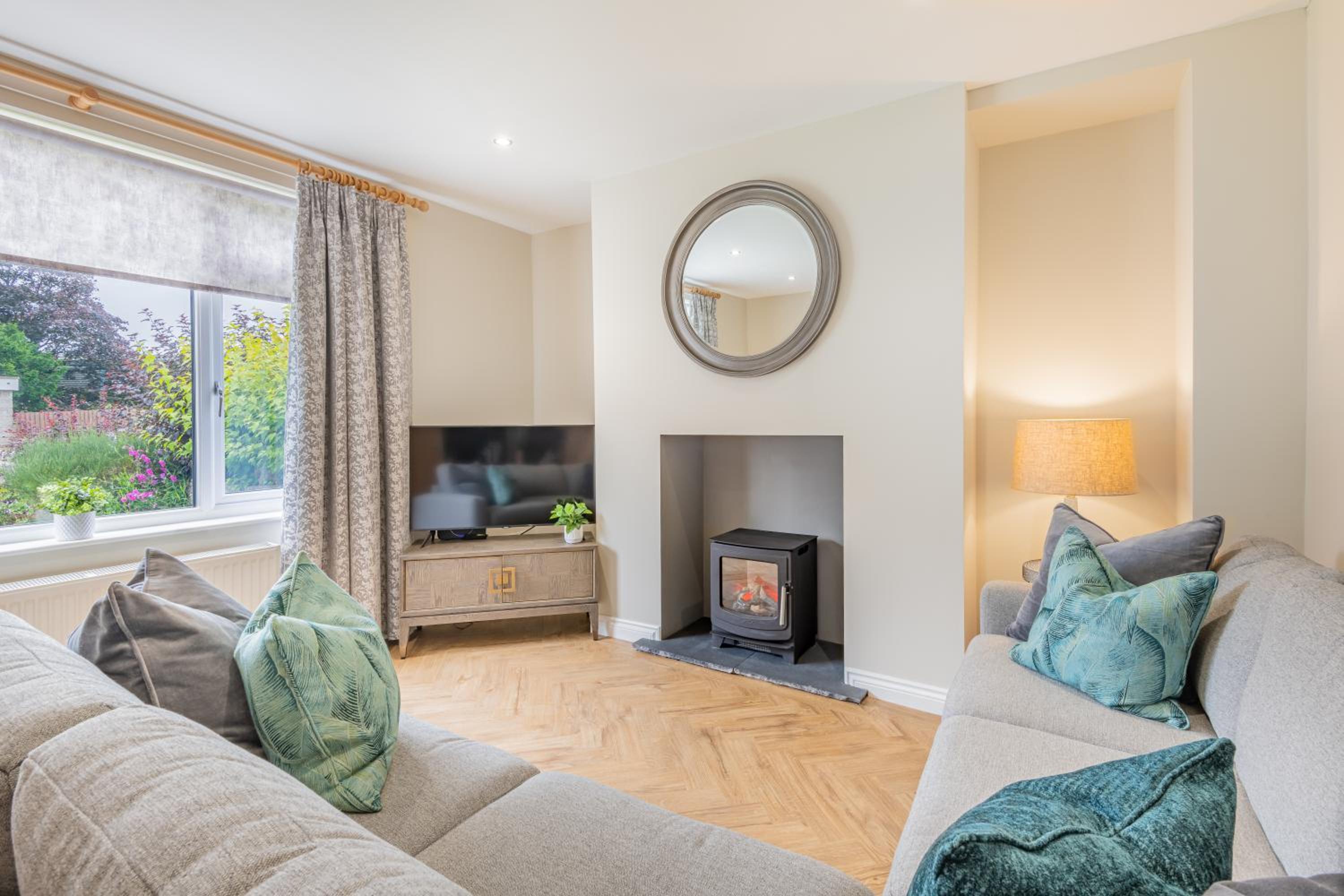 The Bank House- Luxury 3 bed cottage with hot tub! view 4