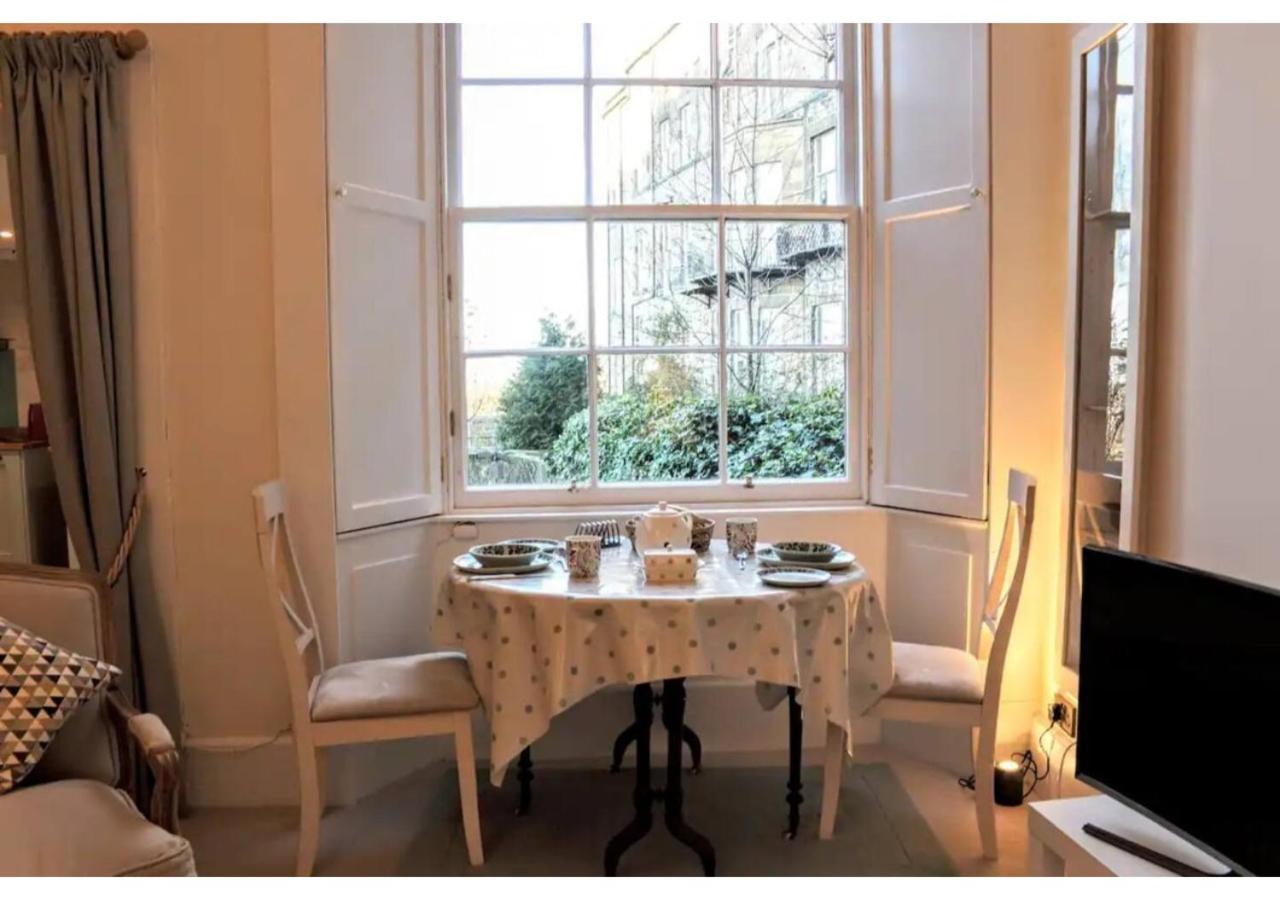 JOIVY Gorgeous Georgian Flat in New Town view 5