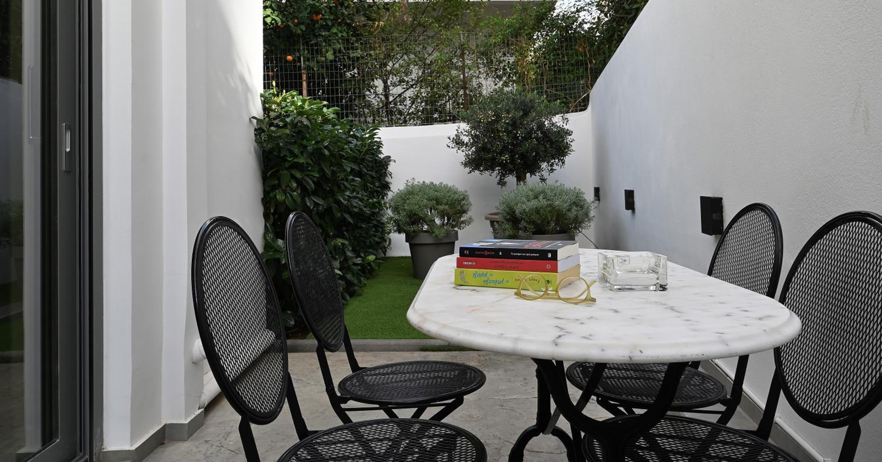 The Lop Athens Holidays Luxury Suites