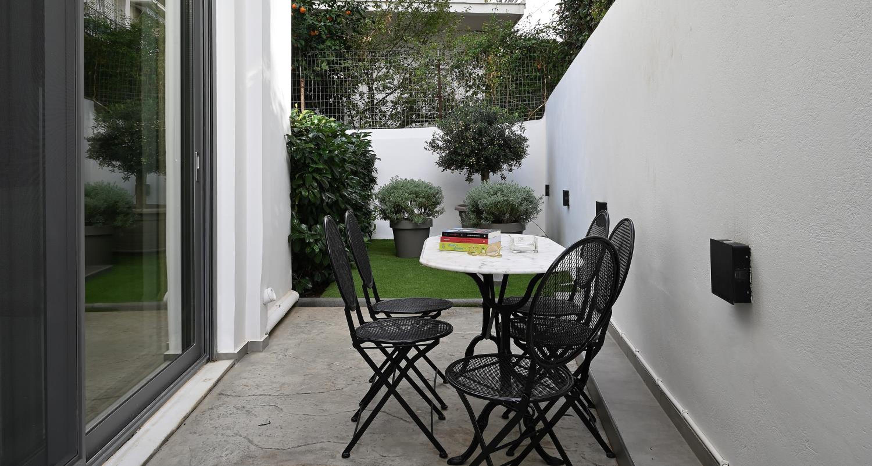 The Lop Athens Holidays Luxury Suites