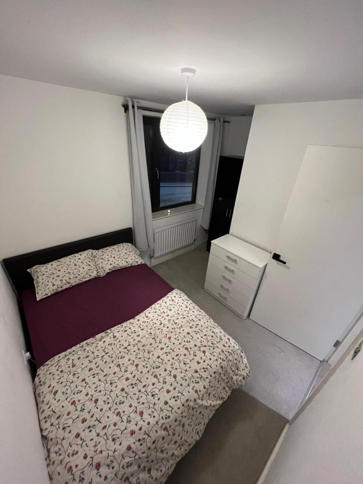 London Holiday Home Newly refurbished - Entire 4 Bedroom Private House with Kitchen, Living Room & private Garden - 1 Cape House London, Within 30 mins fro