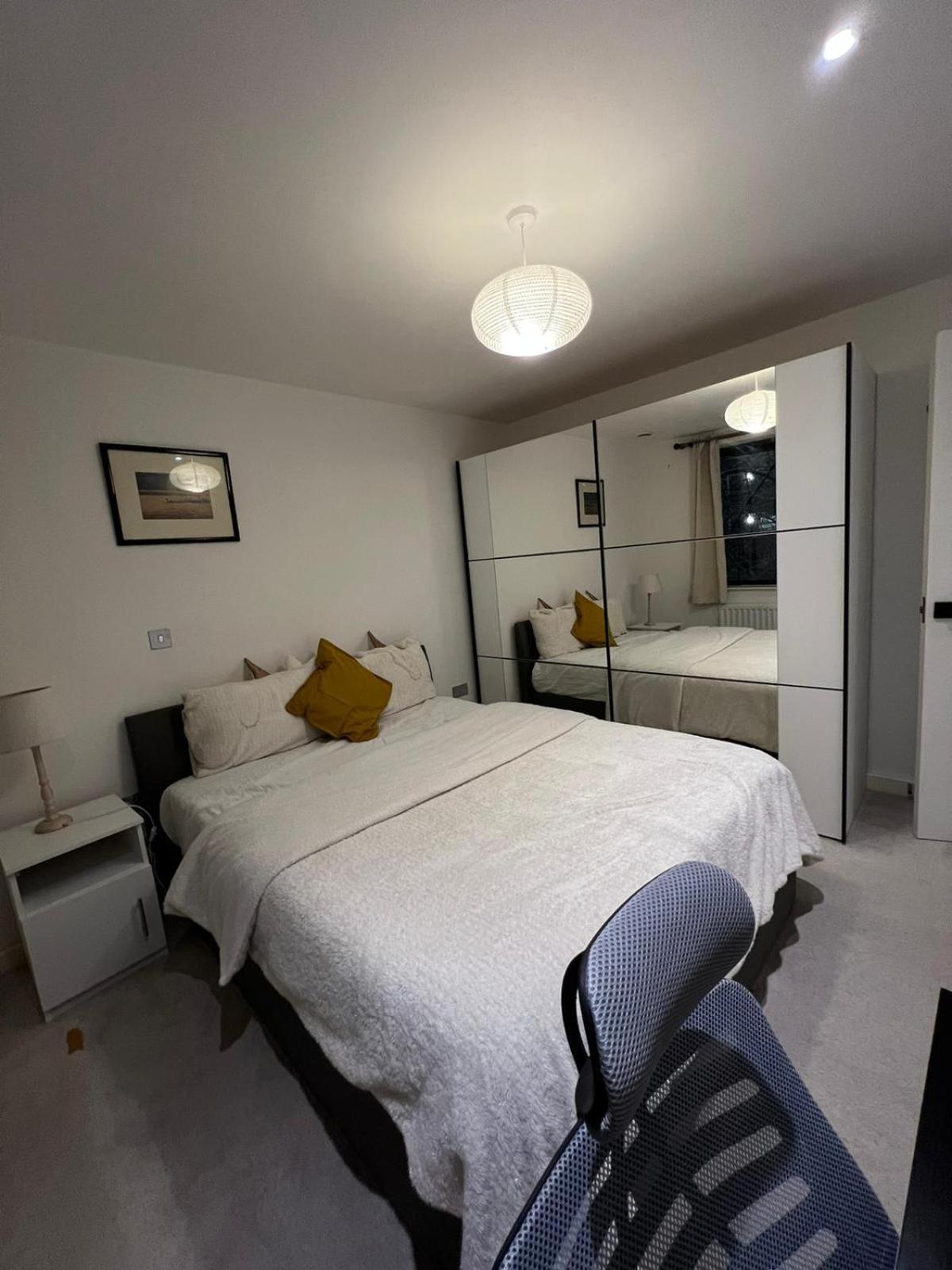 London Holiday Home Newly refurbished - Entire 4 Bedroom Private House with Kitchen, Living Room & private Garden - 1 Cape House London, Within 30 mins fro