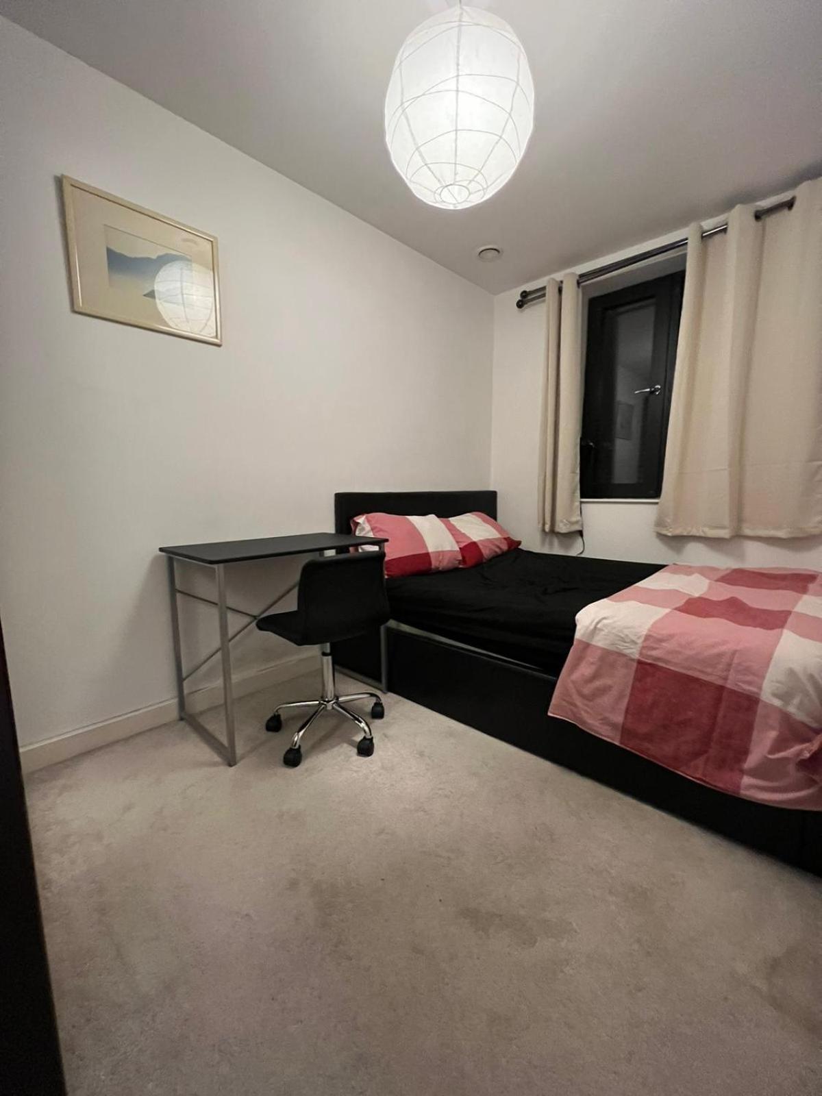 London Holiday Home Newly refurbished - Entire 4 Bedroom Private House with Kitchen, Living Room & private Garden - 1 Cape House London, Within 30 mins fro