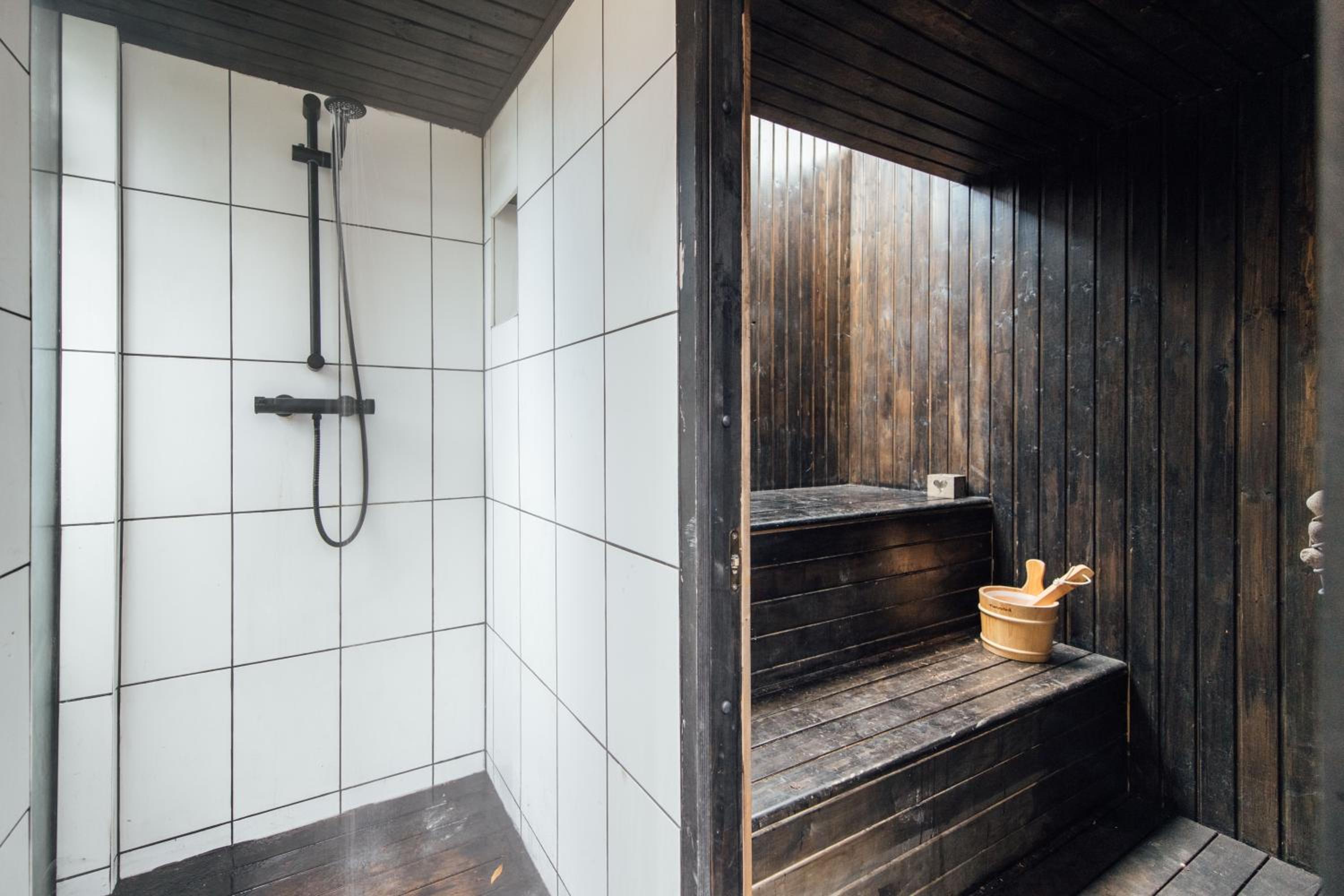 Stylish 2 Bedroom Flat with a Private Sauna view 5