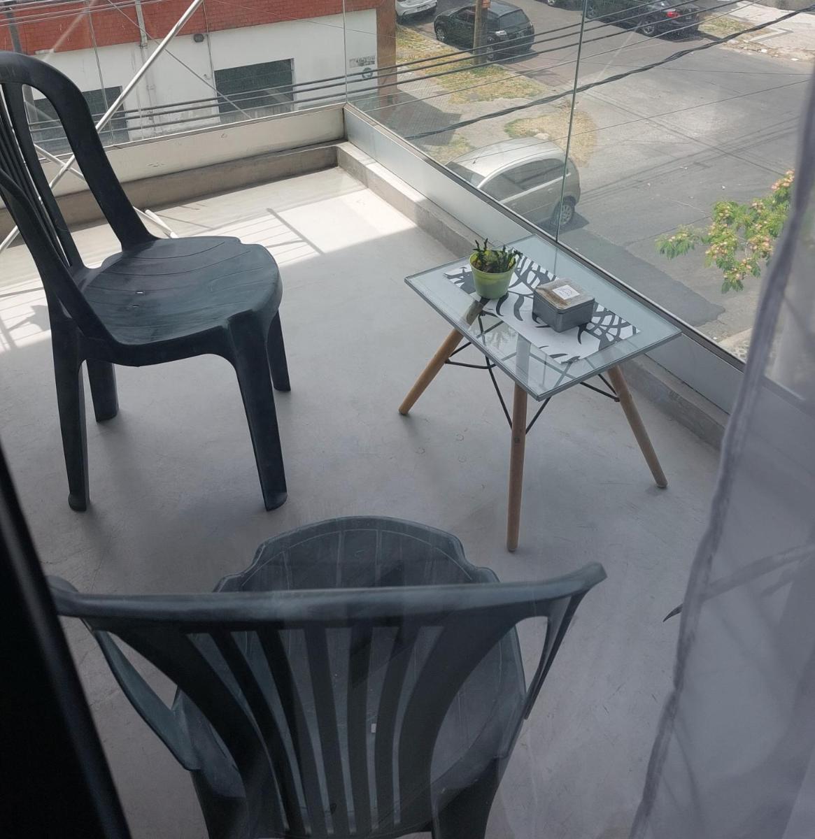 Luminoso,tranquilo y practico estudio en zona sur con balcón y cochera