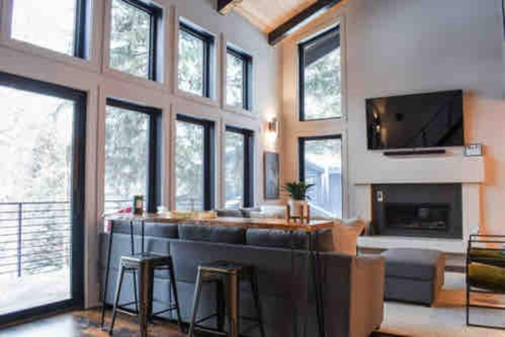 Wapo Contemporary 4BD with Hot tub view 3