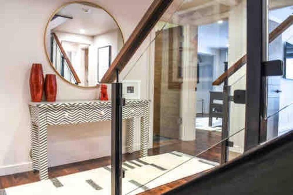 Wapo Contemporary 4BD with Hot tub view 5