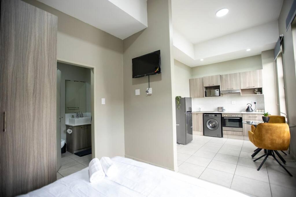 Contemporary Studio Apt w/Cinema