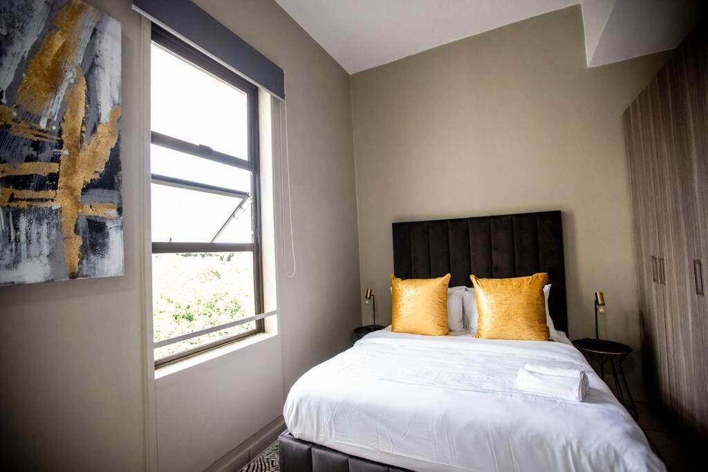 Contemporary Studio Apt w/Cinema