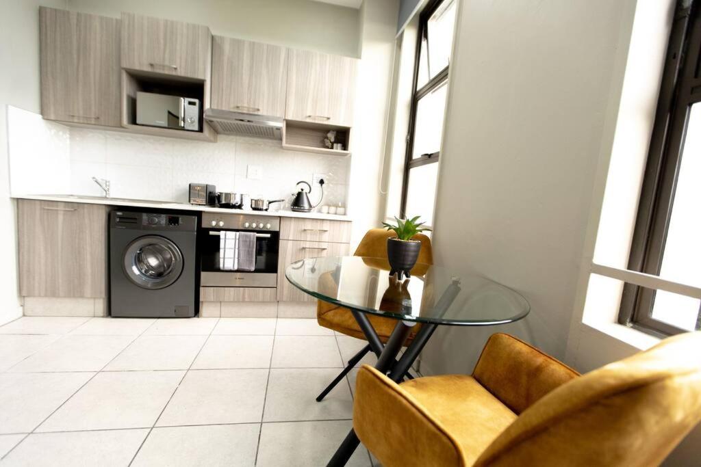 Contemporary Studio Apt w/Cinema