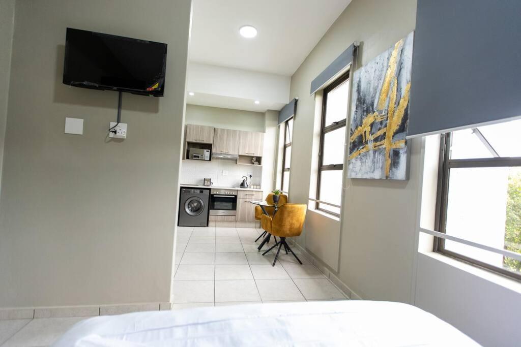 Contemporary Studio Apt w/Cinema
