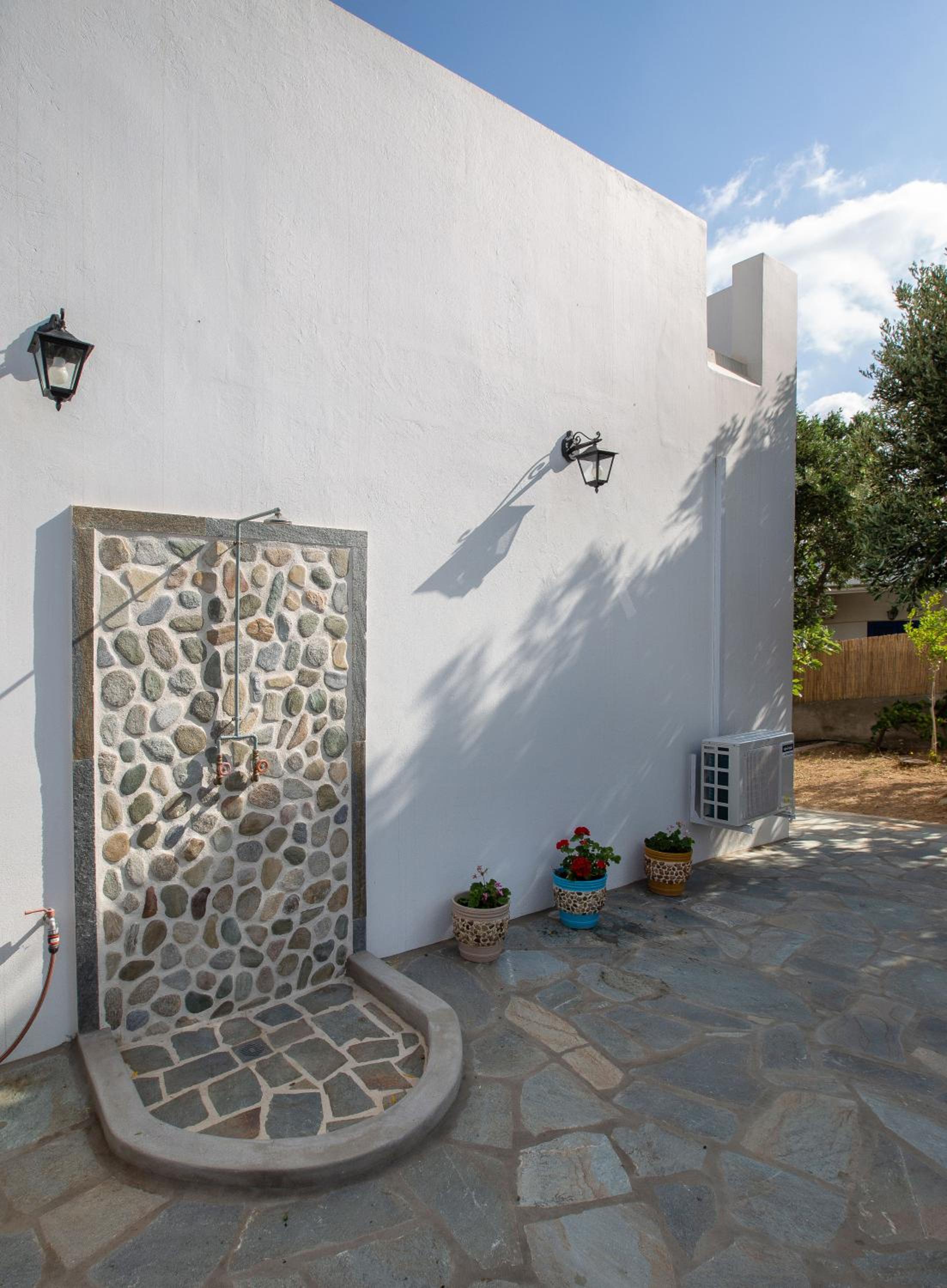 Ruby's summer house with spacious garden and free parking