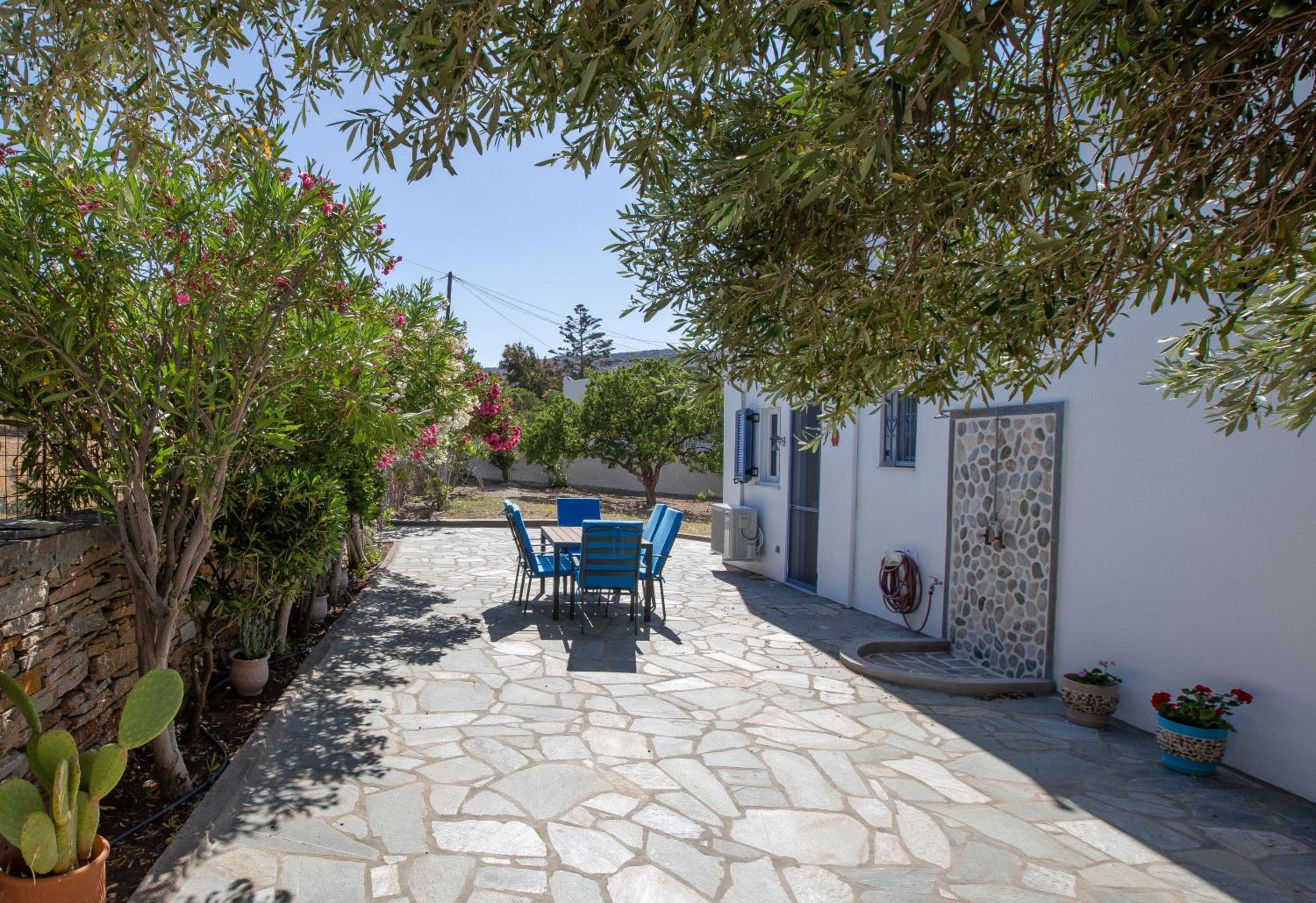 Ruby's summer house with spacious garden and free parking