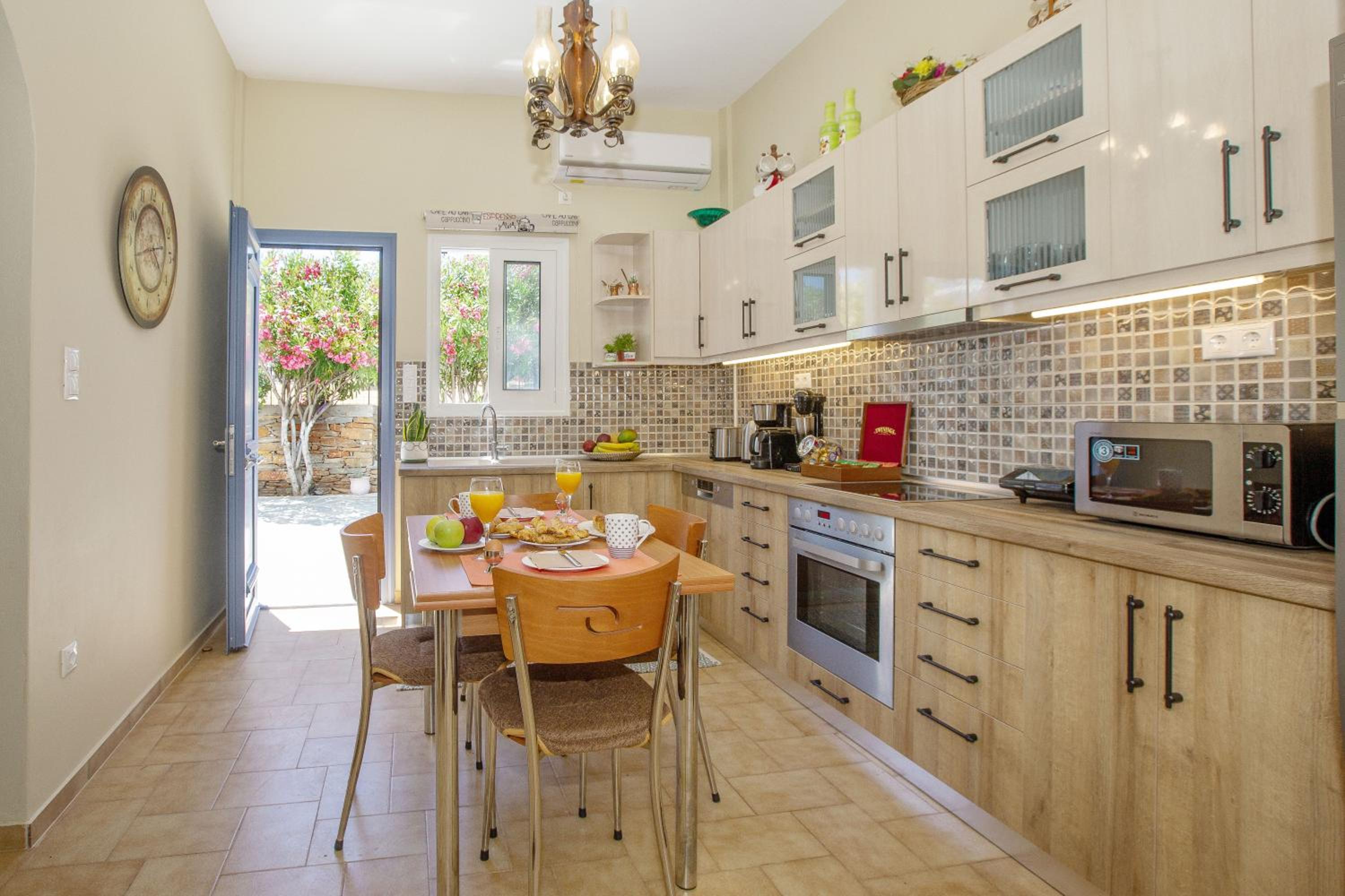 Ruby's summer house with spacious garden and free parking