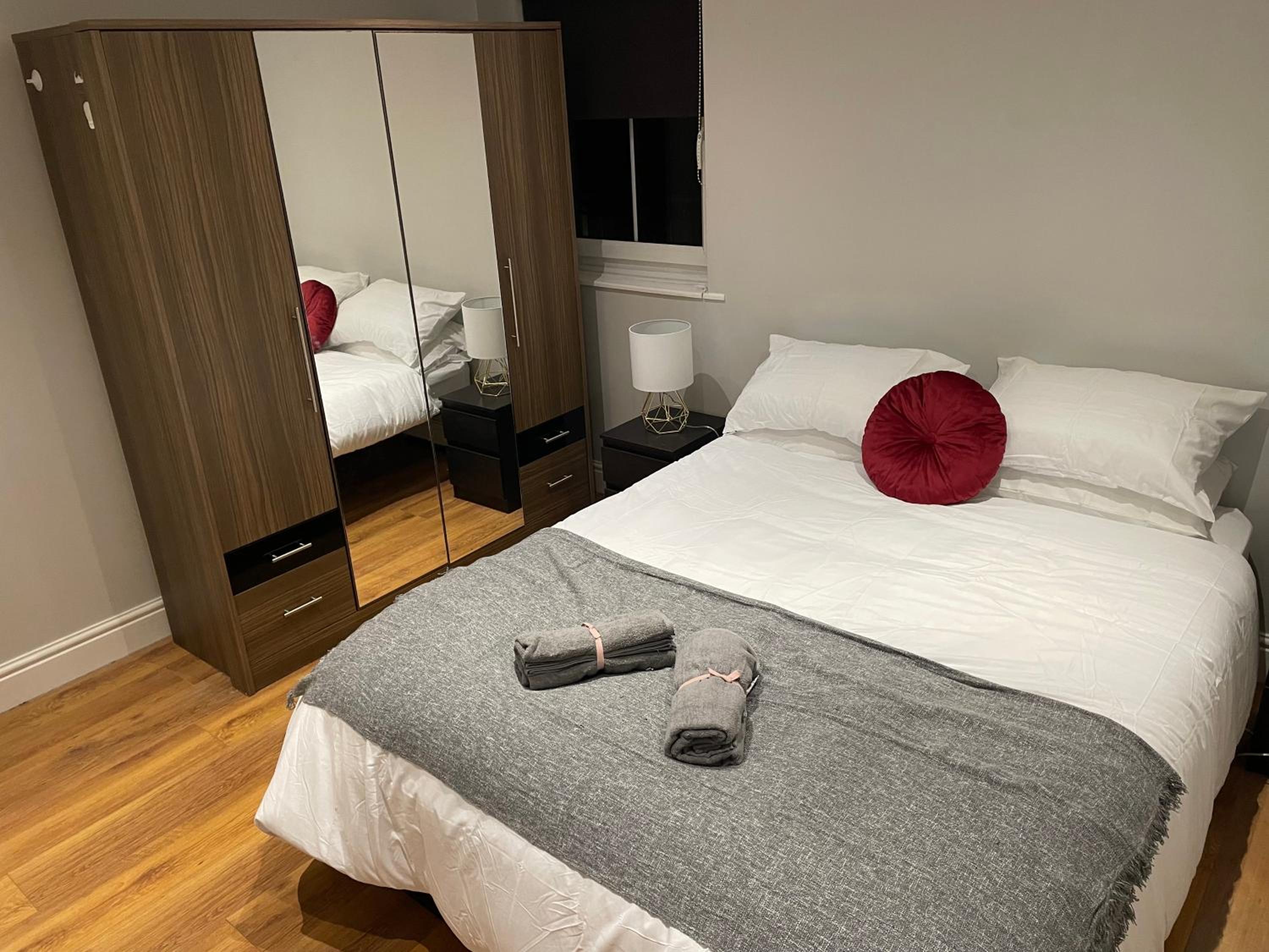 2 Bedroom Apartment Chiswick Park Tube Station
