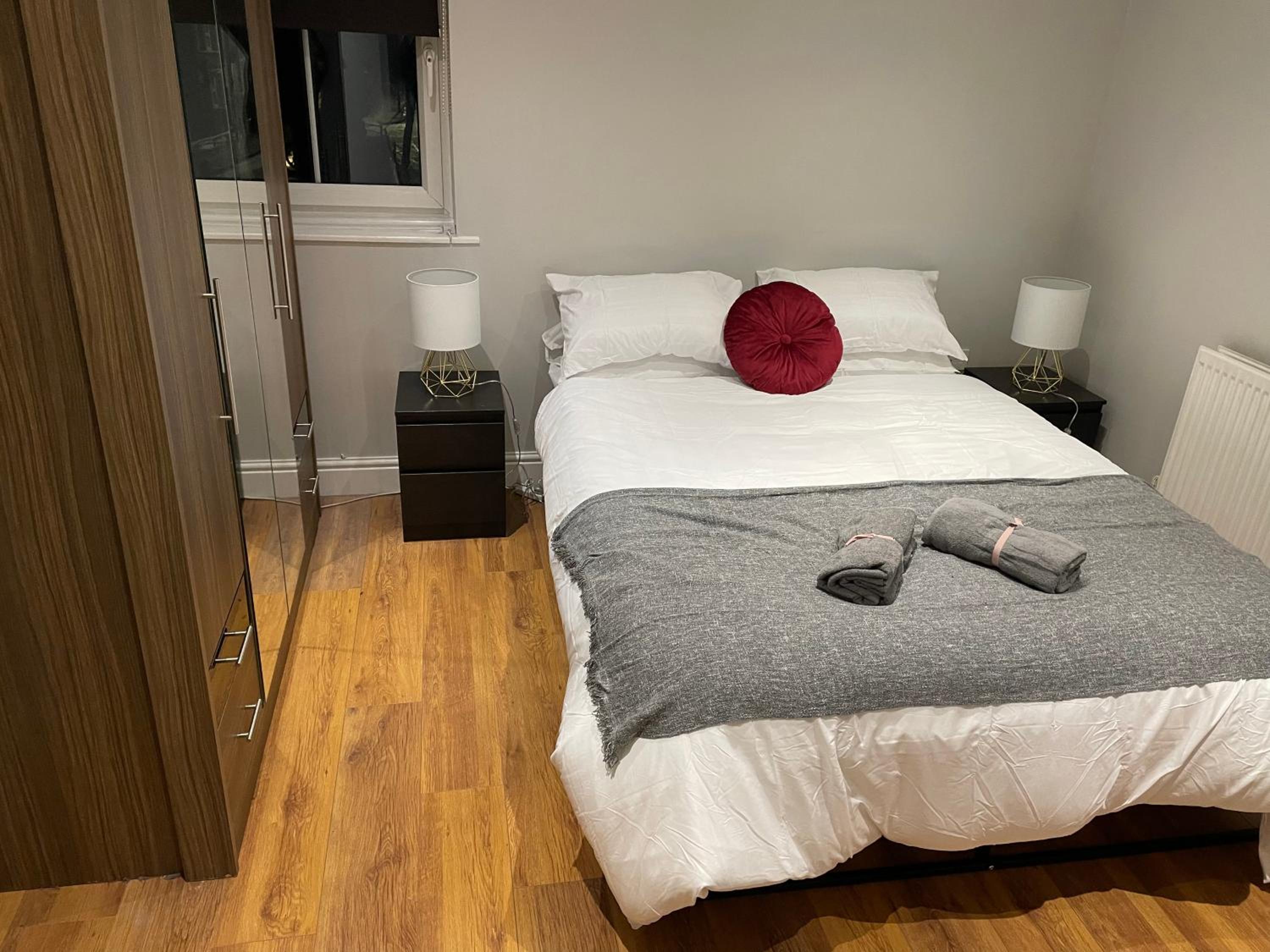 2 Bedroom Apartment Chiswick Park Tube Station