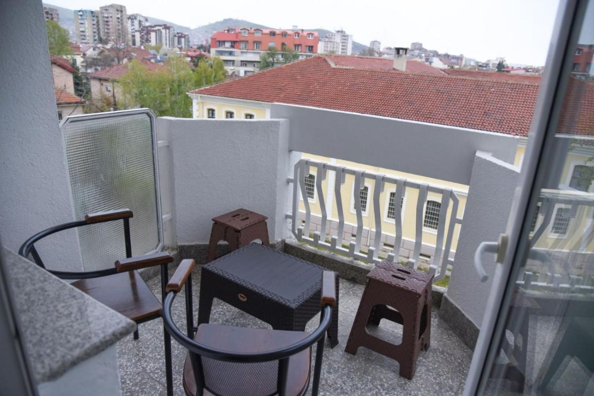 Dr House Center view 4