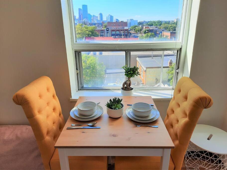 Hip Studio w/City Views Minutes to DT