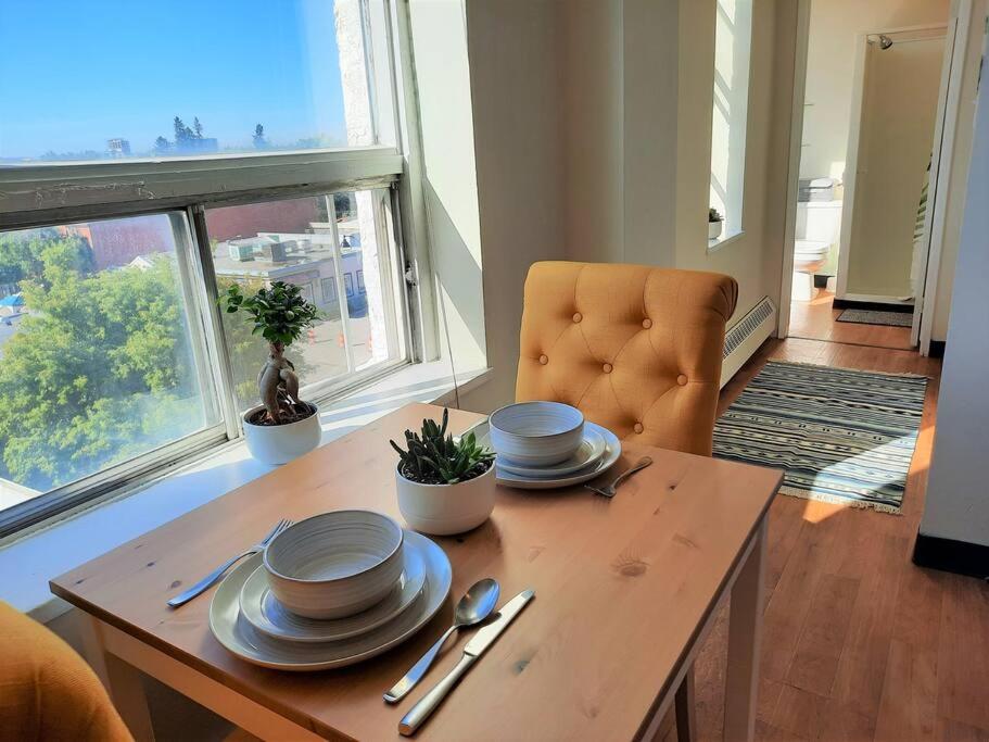 Hip Studio w/City Views Minutes to DT