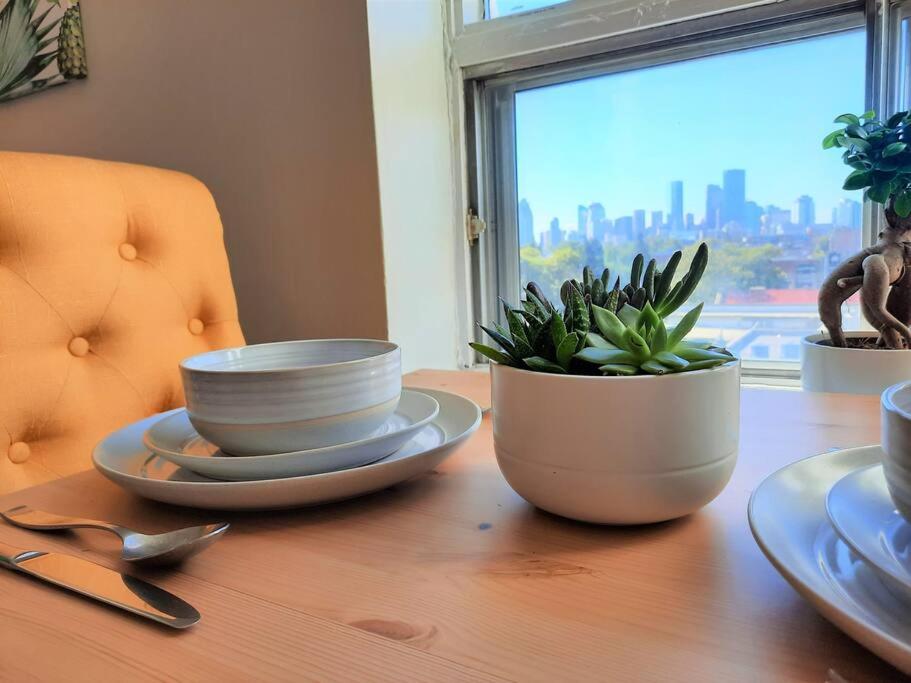 Hip Studio w/City Views Minutes to DT