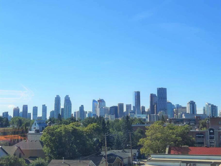 Hip Studio w/City Views Minutes to DT