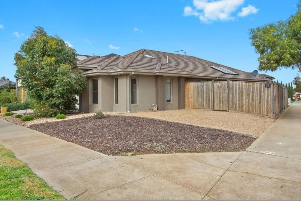 Charming 4 bedrooms house in Truganina /Williams Landing