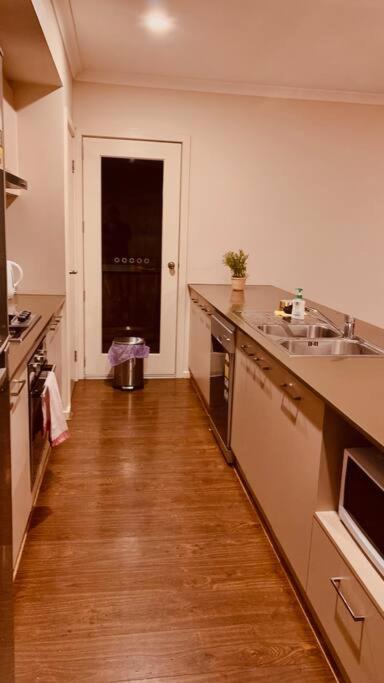 Charming 4 bedrooms house in Truganina /Williams Landing